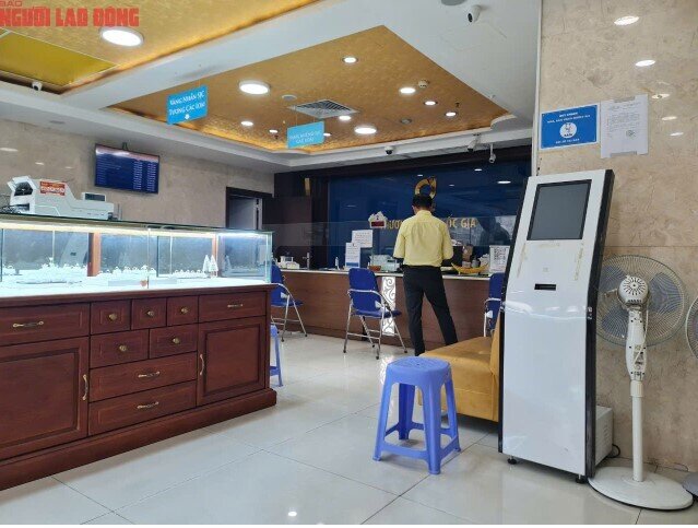 Khó mua vàng miếng SJC, nhiều người xếp hàng mua vàng nhẫn ở TP HCM