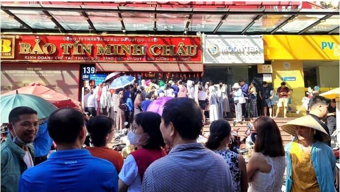 Nghẹt thở trước tiệm vàng, hàng trăm người xếp hàng chờ mua khi giá vàng lên đỉnh lịch sử