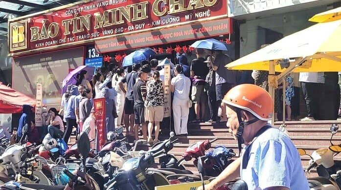 Nghẹt thở trước tiệm vàng, hàng trăm người xếp hàng chờ mua khi giá vàng lên đỉnh lịch sử