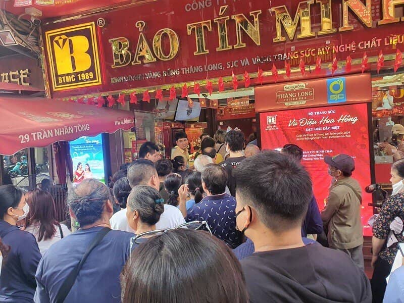 Giá vàng tăng cao chót vót, một người mất trắng 390 triệu đồng vì cả tin
