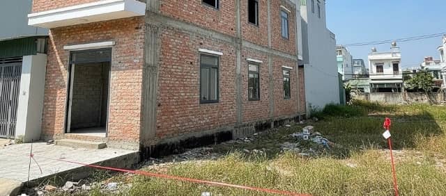 Tôi phải đập bỏ nhà mới xây 700 triệu vì lấn đất hàng xóm 11 cm