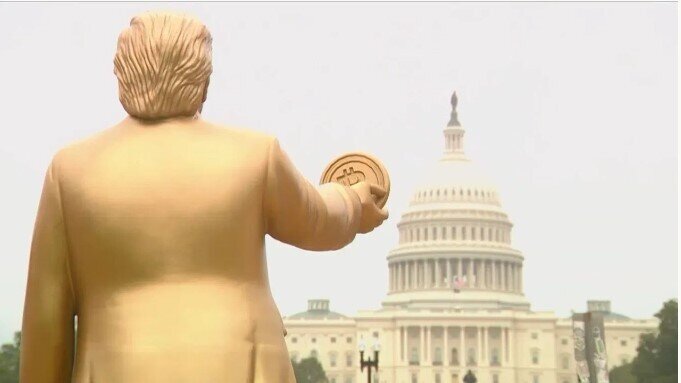 Nhà đầu tư tiền số dựng tượng vàng ông Trump cầm Bitcoin