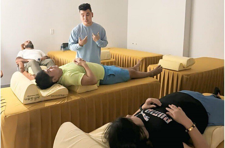 Ca sĩ Ưng Hoàng Phúc kiếm tiền từ đâu?