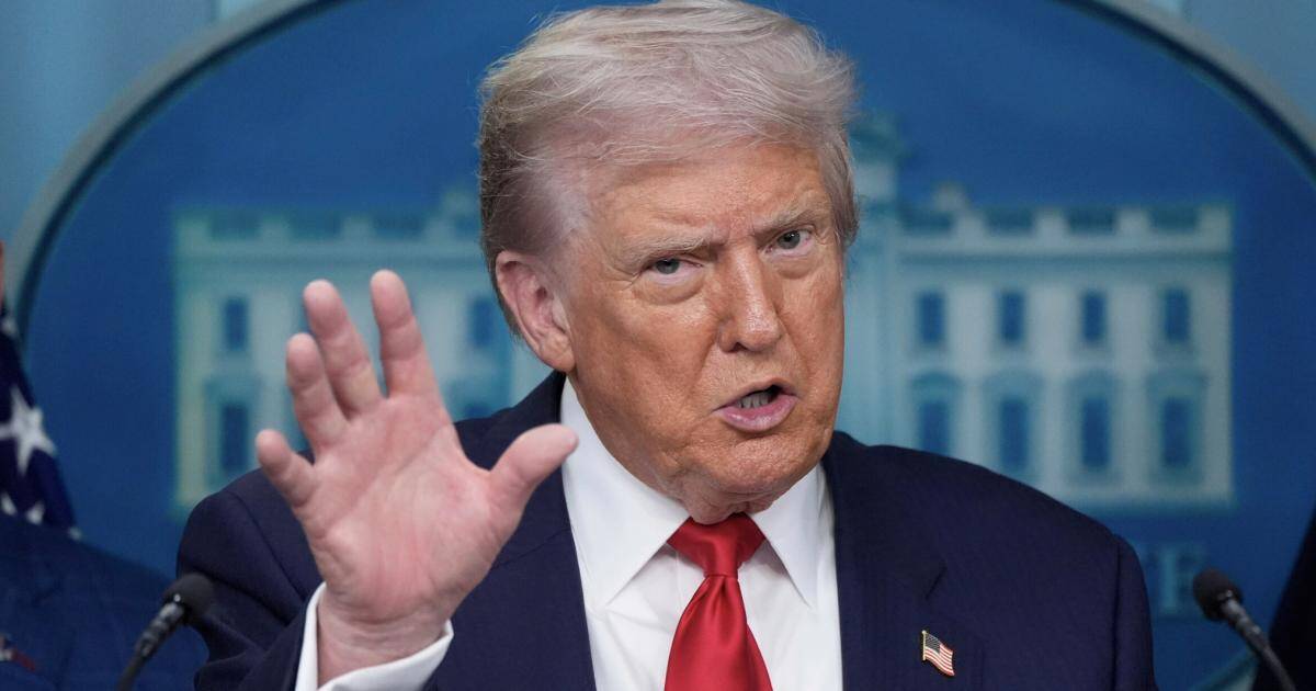 Ông Trump muốn áp thuế với thiết bị điện tử chứa chip