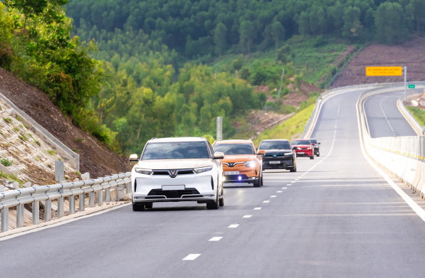 VinFast lập kỷ lục Việt Nam - Cán mốc 100.000 ô tô bán ra trong 3 quý đầu năm