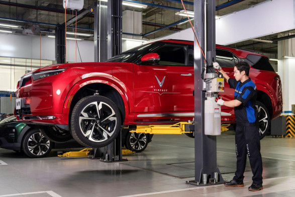 VinFast hỗ trợ khách hàng miền Bắc và miền Trung sửa chữa xe hư hỏng do mưa lũ.