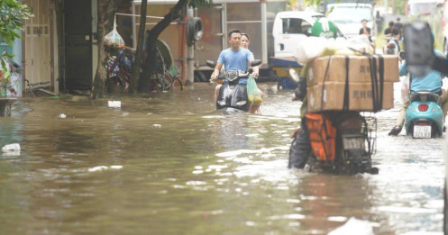Mưa không kỷ lục như 2008, Hà Nội vì sao vẫn chìm trong nước?