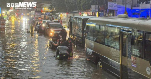 Hà Nội: Nếu được cảnh báo sớm, đã không có cảnh dân lội nước nửa đêm về nhà