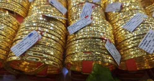 Sáng 2-10, cửa hàng vàng nhỏ niêm yết giá vàng miếng SJC rất cao