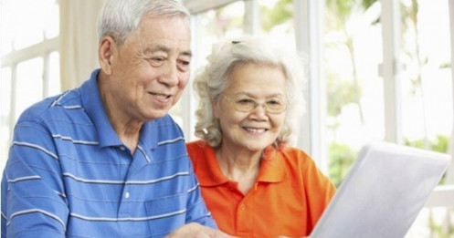 Ngoài 50 tuổi tôi mới hiểu ra: Cắt đúng 2 khoản này lời ngang gửi tiết kiệm ngân hàng