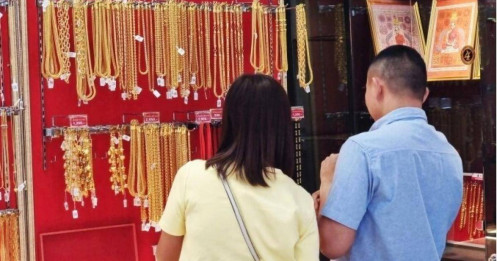 Giá vàng tăng vọt, dân Thái Lan đổ xô mua trang sức mỹ ký