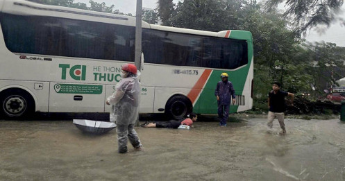 Cảnh báo nguy hiểm: Đi qua điểm ngập, nhiều người bị tê tay vì rò điện cột chiếu sáng