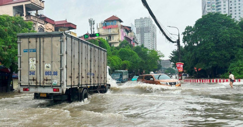 'Hốt bạc' giữa biển nước: Dịch vụ kéo xe 'chạy sô' 200.000 đồng mỗi lượt ở Hà Nội