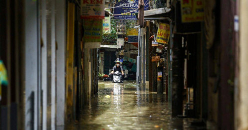 Chủ tịch Hà Nội yêu cầu thông tin liên tục các 'điểm nóng' ngập úng