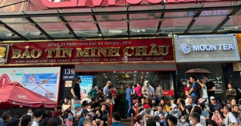 Người dân chen chúc xếp hàng mua vàng khi giá vượt 142 triệu đồng/lượng