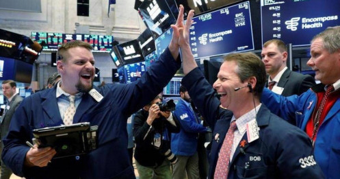 S&P 500 và Nasdaq Composite lập kỷ lục mới