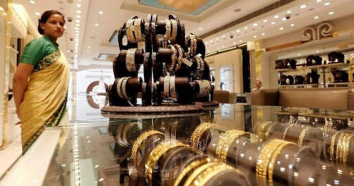 Giá vàng thế giới 'đu đỉnh' trước biến động chính trị