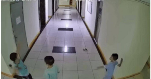 Bất ngờ số tiền gia đình bé trai chơi ném dép dẫn tới hỏng 2 thang máy phải bồi thường