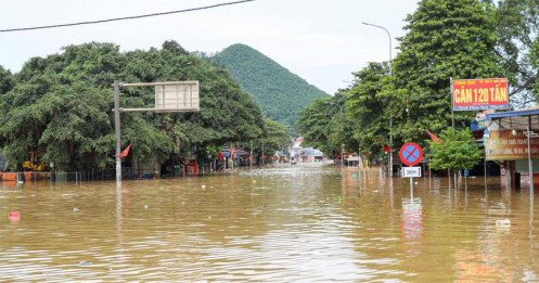 Cao tốc Hà Nội - Thái Nguyên ngập nửa mét, hạn chế xe di chuyển