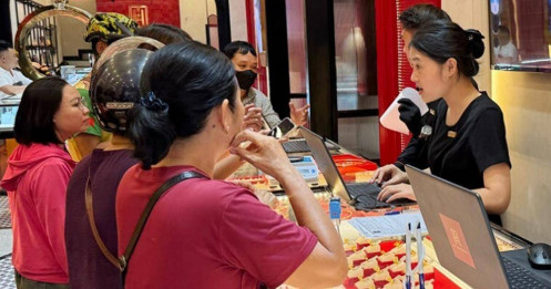 Khách mang tiền mặt mua vàng số lượng lớn, bị yêu cầu ra ngân hàng nộp vào tài khoản trước khi giao dịch