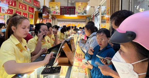 Giá vàng tăng mạnh, chuyên gia khuyên “hãy mua vàng” – dấu hiệu cảnh báo gì cho thị trường?