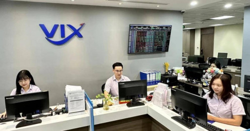 Chốt lời loạt cổ phiếu VSC, BSR, HAH...vẫn còn ấm tay, VIX đã chi ngay 2.000 tỷ săn 'hàng nóng' mới