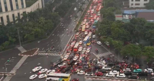 Bất lực 'đèn xanh nhưng không nhúc nhích' trong cơn mưa Hà Nội