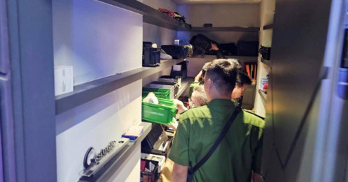 Cảnh sát thu giữ 80 sổ đỏ khi khám xét nhà DJ Ngân 98