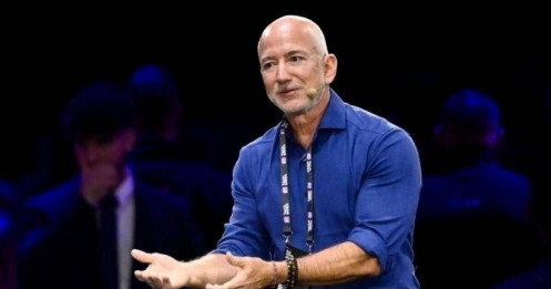 Tỷ phú Jeff Bezos: 'Đừng bỏ học để thành Bill Gates'