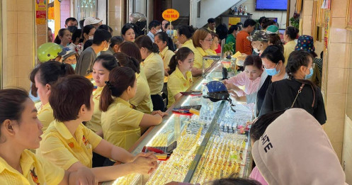 Xếp hàng mua vàng – niềm tin, tâm lý hay ảo tưởng lợi nhuận?