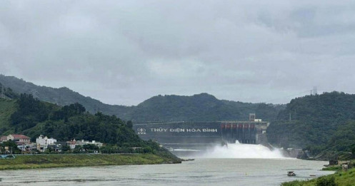 Nhà máy thủy điện lớn thứ 2 Việt Nam mở 1 cửa xả lũ