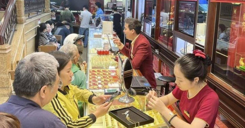 Giá vàng lao như 'con tàu không phanh', nhà đầu tư không nên leo lên lúc này