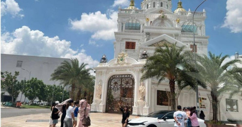 Vụ nhiều người tụ tập trước dinh thự của Ngân Collagen: Thông tin từ công an