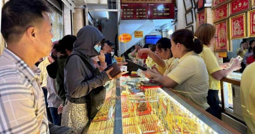 'Chê vàng 100 triệu nhưng đổ xô đi mua khi lên giá 148 triệu'