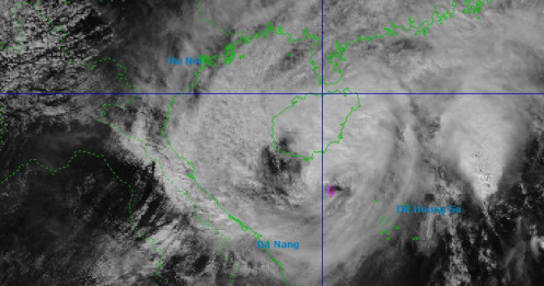Bão đổ bộ sáng sớm mai, miền Trung hứng chịu hai đợt mưa đặc biệt lớn