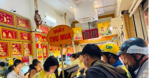 Giá giảm sốc, tiệm vàng ở TP.HCM tấp nập khách, mỗi người được mua tối đa 2 chỉ