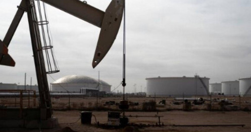 Thị trường dầu mỏ đang đối mặt với dư cung kéo dài