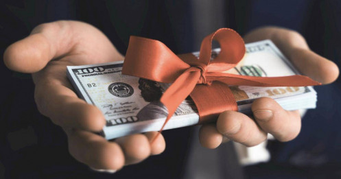 Một ngân hàng yêu cầu nhân viên hoàn trả tiền thưởng Tết 3 năm liên tiếp