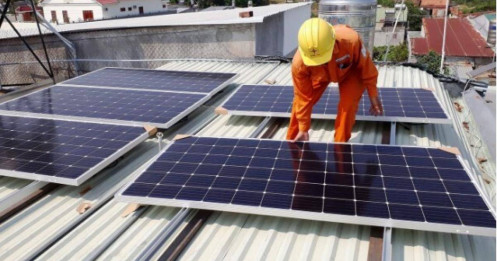 Đề xuất bỏ quy định người dân lắp điện mặt trời mái nhà phải báo với EVN