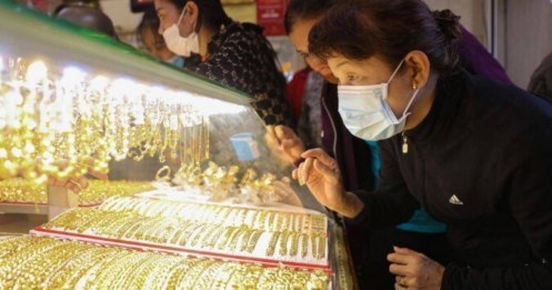Giá vàng giảm mạnh, người dân không ùn ùn bán