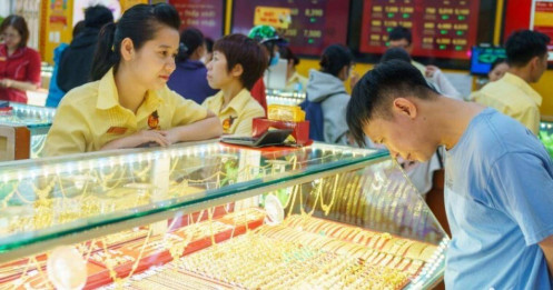 Giá vàng giảm mạnh sau đợt tăng sốc, chuyên gia khuyến cáo điều gì cho NĐT