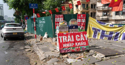 Đá vỉa hè hư hỏng, nhiều tuyến đường ở Hà Nội lại được thay mới
