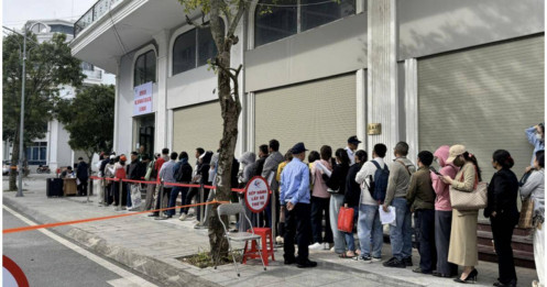 Xếp hàng từ 1h sáng chờ nộp hồ sơ mua NOXH ngoại thành Hà Nội