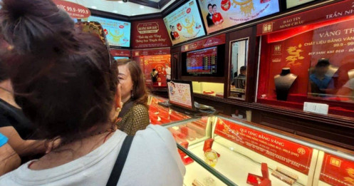 Vàng nhẫn “cháy hàng”: Nhà vàng ở Hà Nội tạm ngừng bán, khách phải chờ 5 ngày mới có lượt mua mới