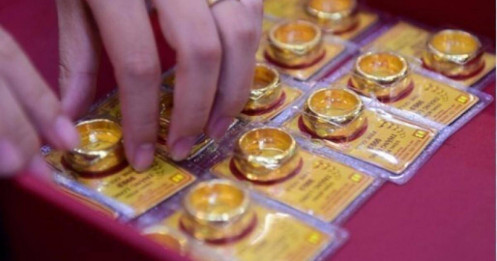 Một nhà vàng thông báo: Khách hàng phải chờ 5 ngày mới được mua nhẫn tròn trơn lần tiếp theo