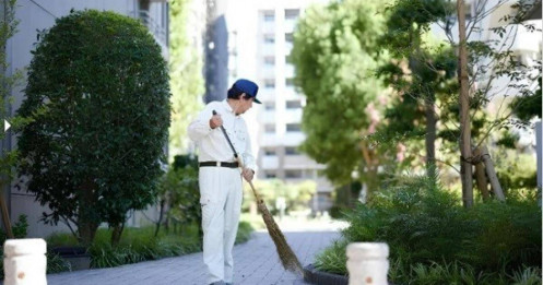 Triệu phú bất động sản đi làm lao công