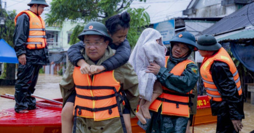 Nước lũ dâng cao, 32 phường, xã ở Huế ngập sâu, 8 xã miền núi bị cô lập