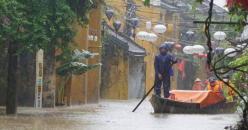 Khẩn cấp sơ tán du khách rời Hội An