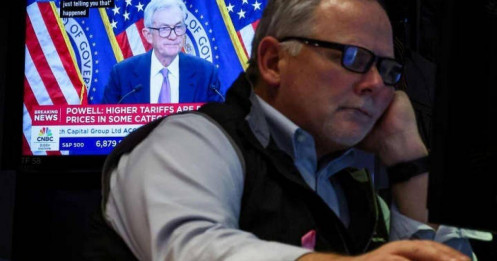 Dow Jones quay đầu giảm khi Chủ tịch Fed báo hiệu có thể không hạ lãi suất thêm trong năm nay