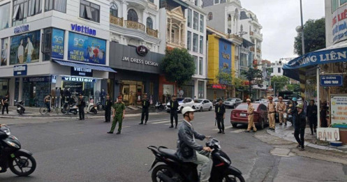 Nóng: Công an khám xét hàng loạt tiệm vàng nổi tiếng ở Thanh Hóa